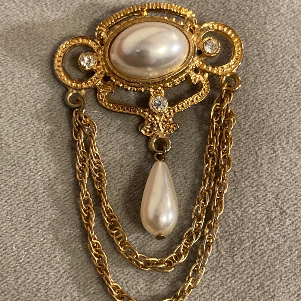2/$10 4 Vintage Gold Tone Brooch Lot